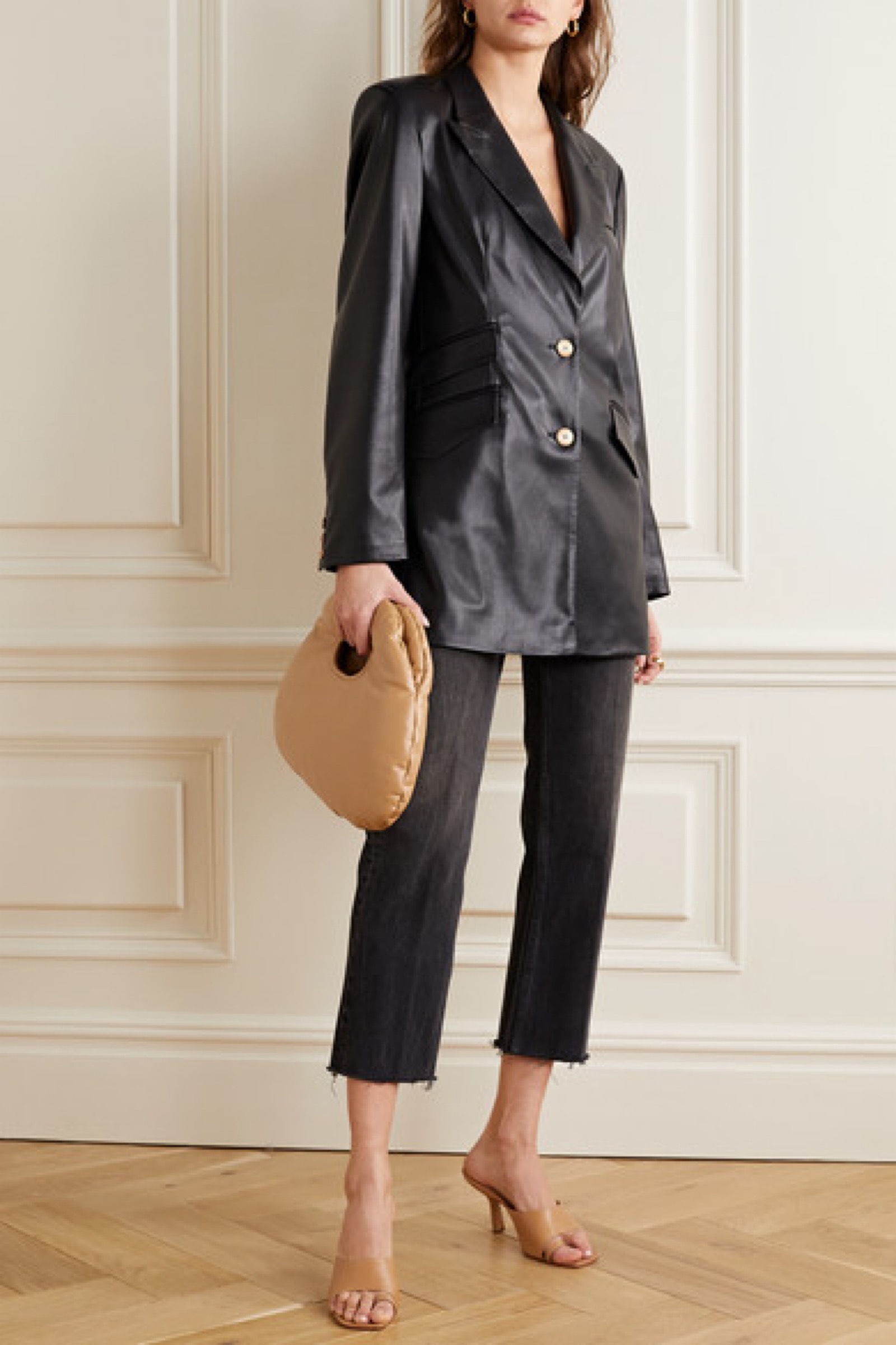 porte & paire 这款穆勒鞋散发出浓浓的 90 年代极简气息.