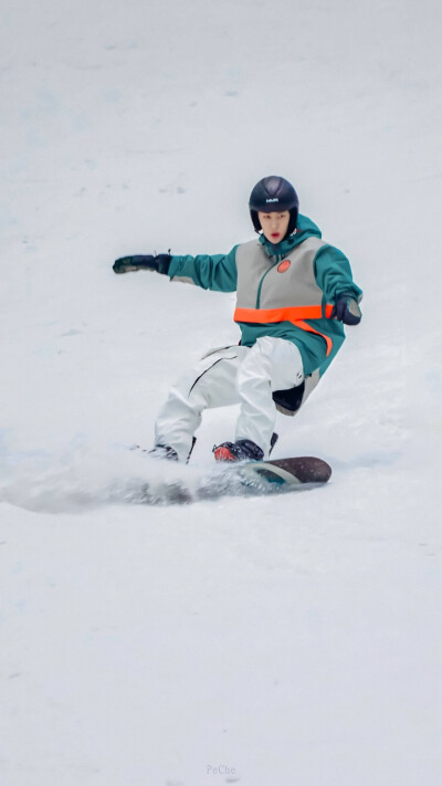 王一博滑雪白色羽绒服图片
