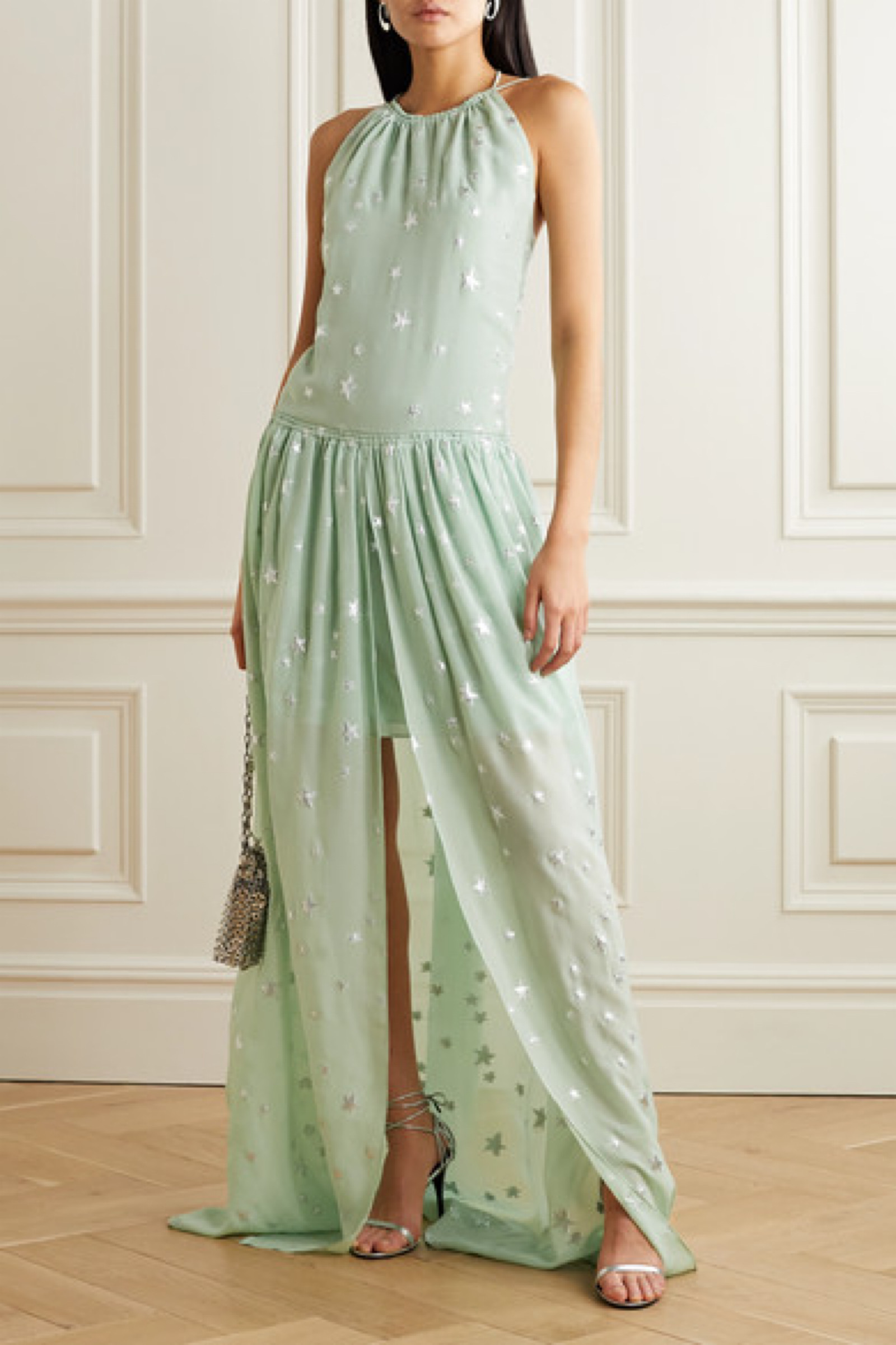 单品廓形略微宽松,挂脖系带方便调节,带部分衬里的