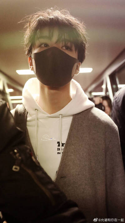 王俊凯戴口罩图片