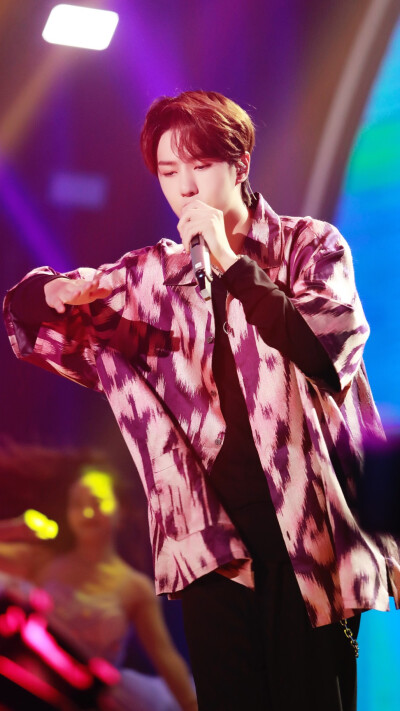嗨唱转起来 官图修图 @uniq-王一博 cr:logo (甜甜跳跳糖)
