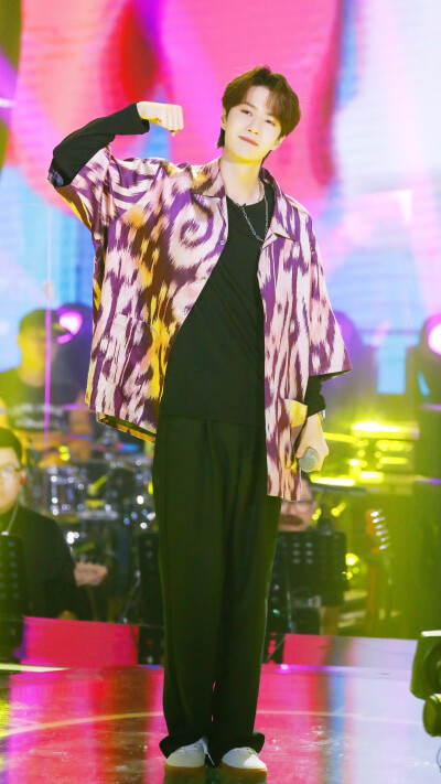 嗨唱转起来 官图修图 @uniq-王一博 cr:logo (甜甜跳跳糖)