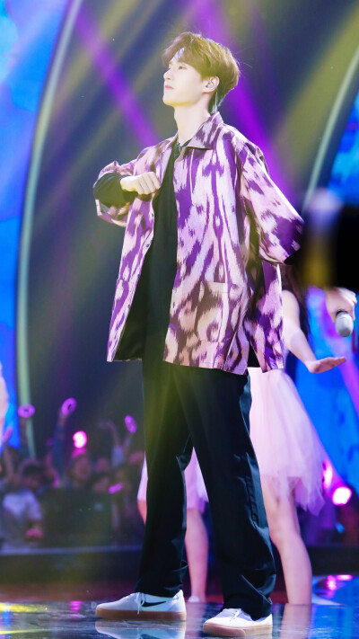 嗨唱转起来 官图修图 @uniq-王一博 cr:logo (甜甜跳跳糖)