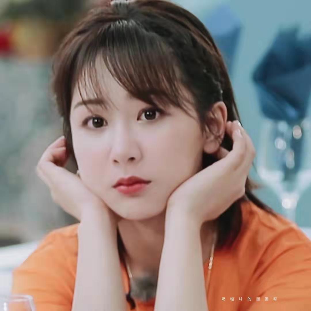 明星托腮照大赏# 活泼可爱小猴子,可盐可甜,超喜欢她的造型,无论是