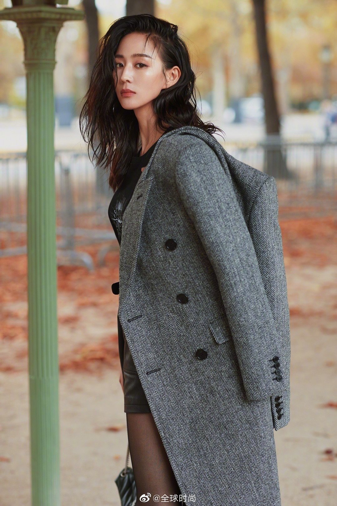 张钧甯波浪侧分发型#张钧甯巴黎街拍,深色西装外套遇上秋日街头落叶