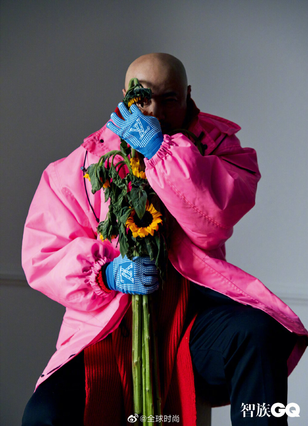 徐峥粉色夹克#徐峥登《智族gq》二月刊封面,身着粉色棉袄夹克造型