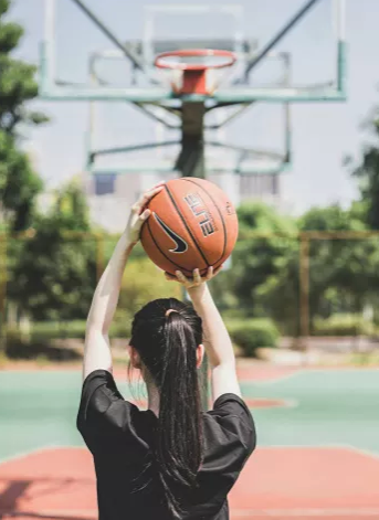 女生打篮球背影 打球图片