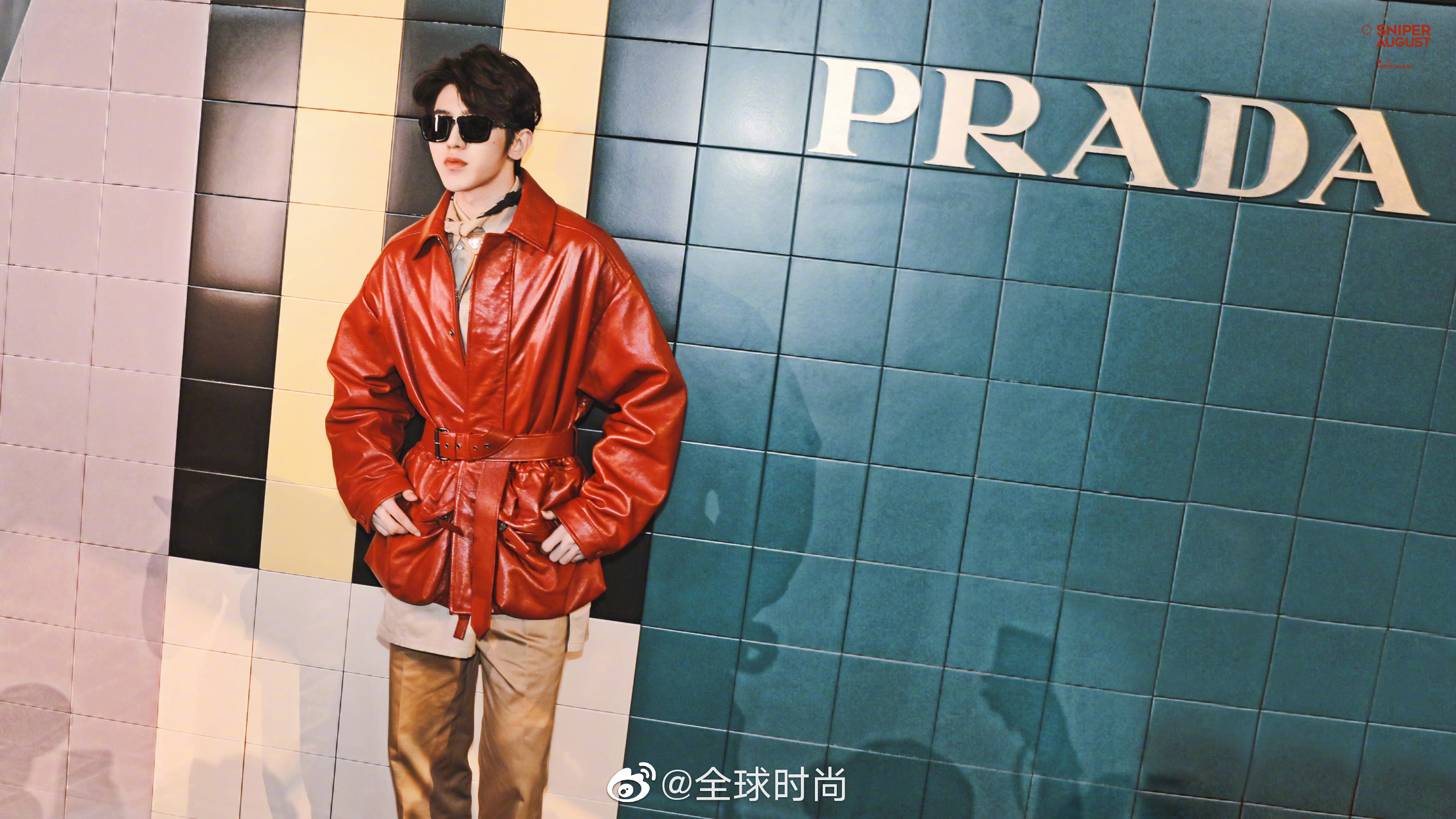 蔡徐坤红色皮衣# 蔡徐坤身着红色皮衣夹克,亮相prada 2020s/s秀场