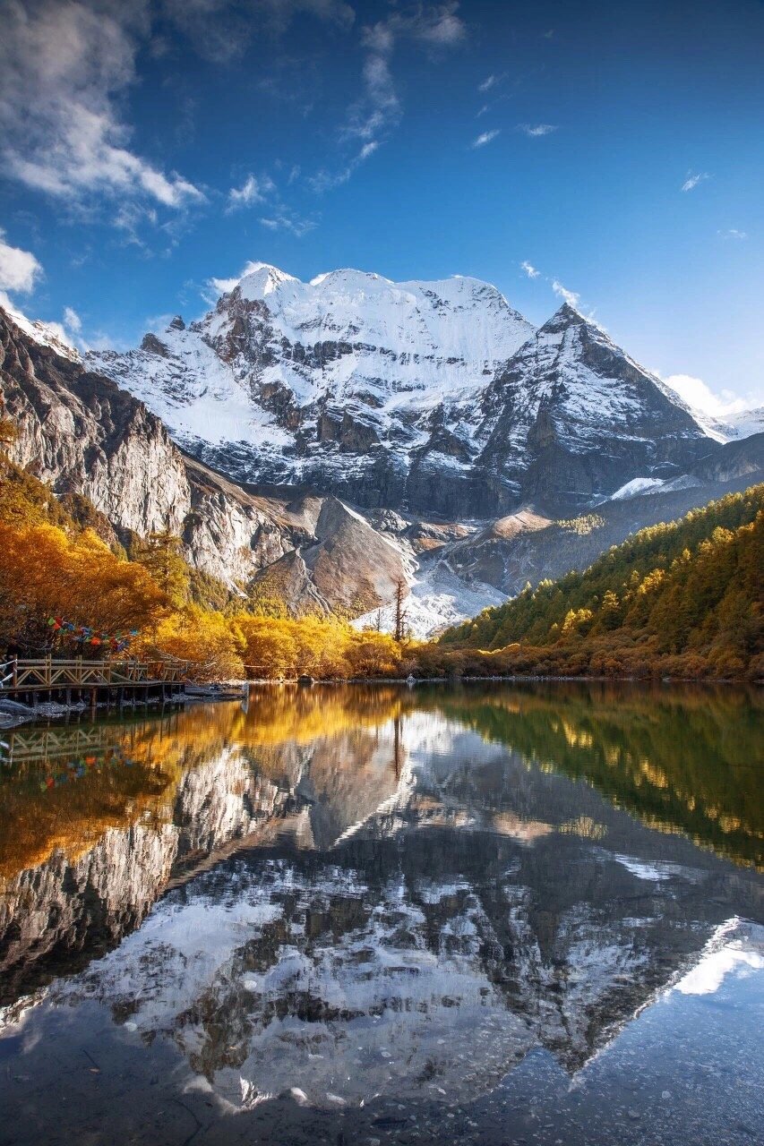 这个秋天我想去稻城看湛蓝的天空看洁白的雪山看金黄的草地看一场金秋