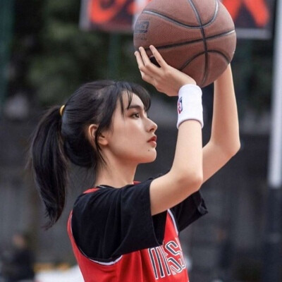 打篮球的女生头像打球图片