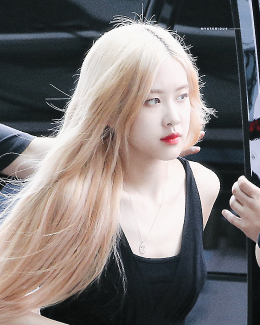 朴彩英 抱图留"0211朴彩英生日快乐 blackpink2020年都要健健康康的呀