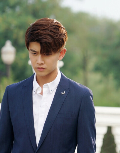 任嘉伦饰穆青/刘远文电视剧《不说再见》帅气英俊,忧郁寡言,永远西装