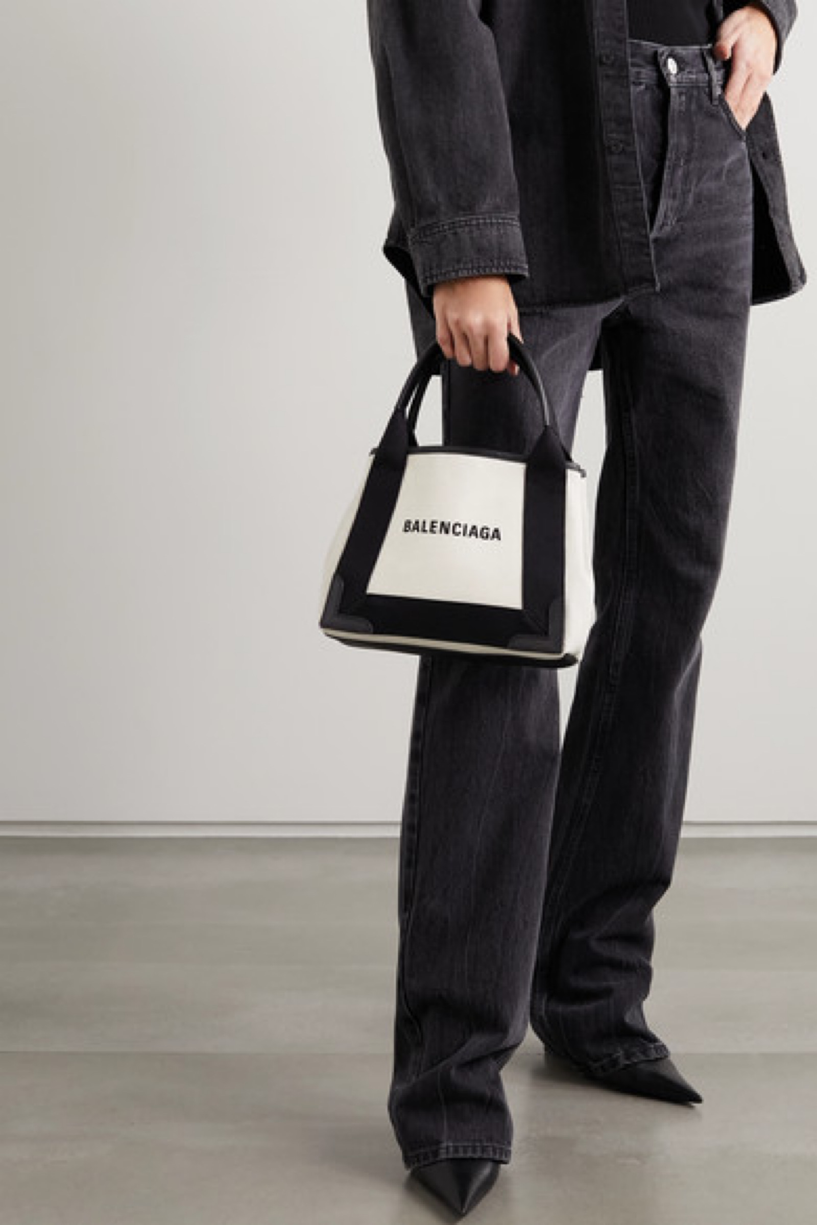 假期中信步闲逛时,不妨让 balenciaga 这款 "navy xs cabas" 手提包