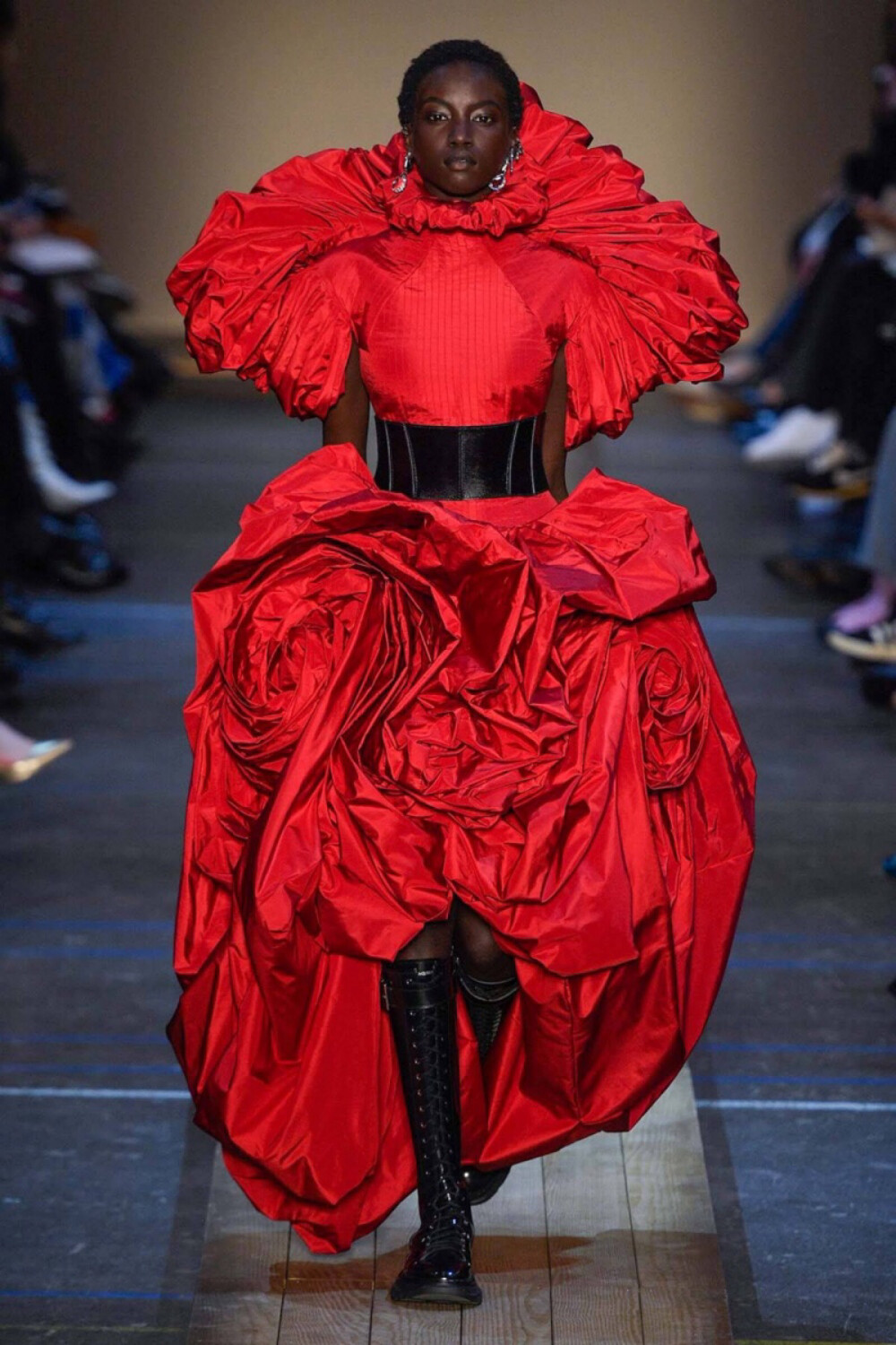alexander mcqueen(亚历山大·麦昆)2019秋冬高级成衣发布秀