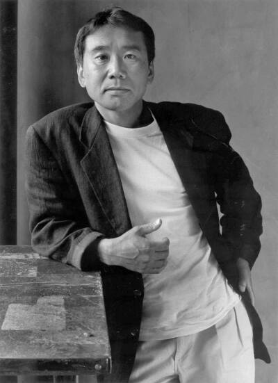村上春树,日本后现代主义作家,1949年1月12日生于京都伏见区.