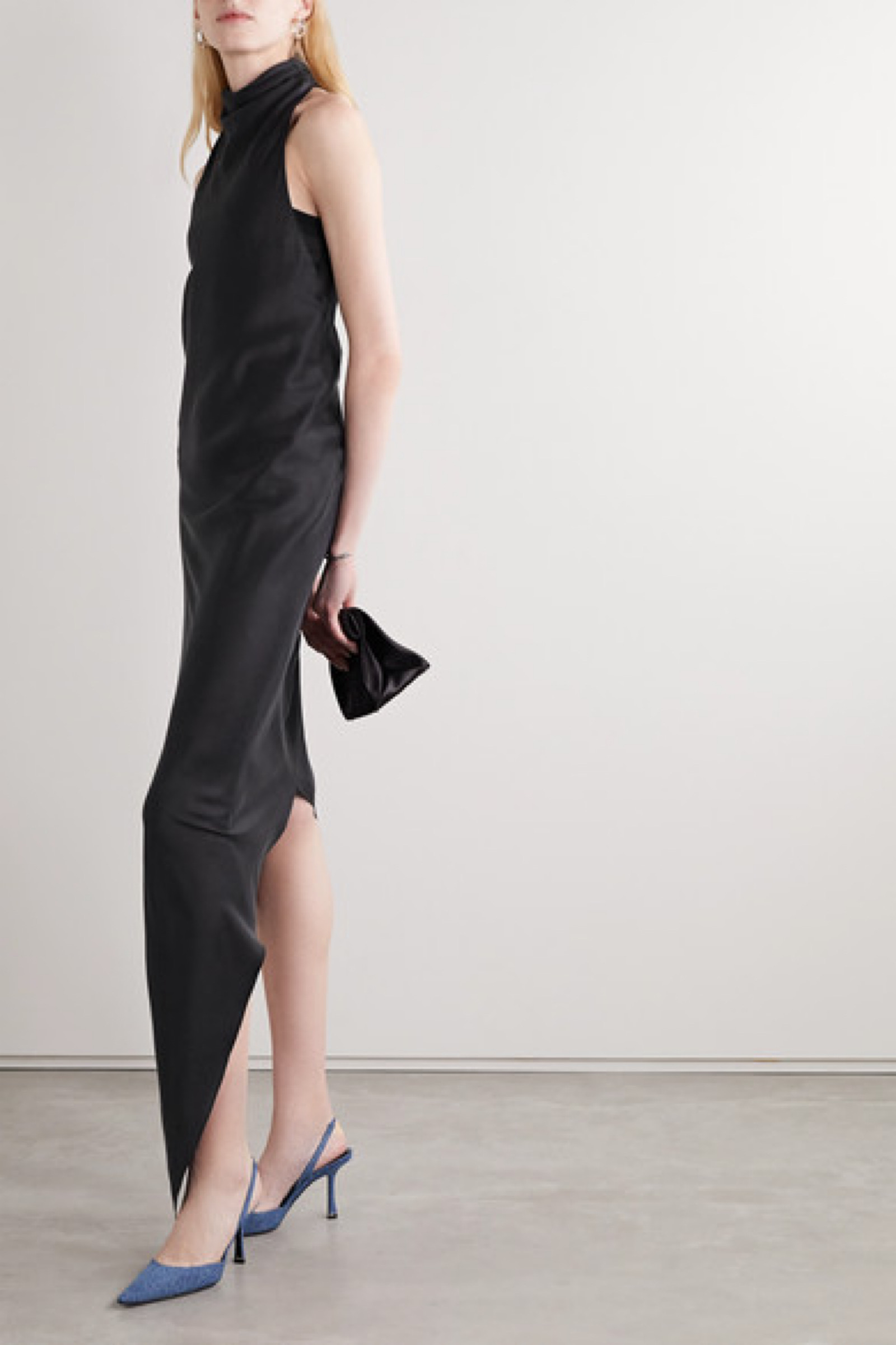 rta 这款黑色连衣裙配有优雅高领,垂坠效果颇佳,夸张的不对称裙摆于