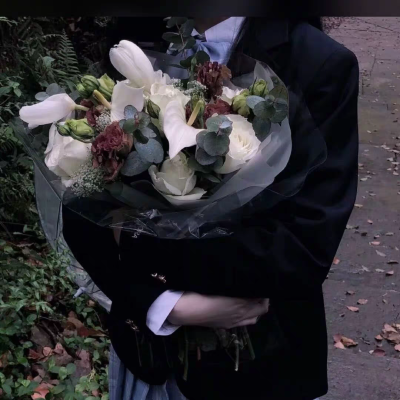手捧鲜花的女生
