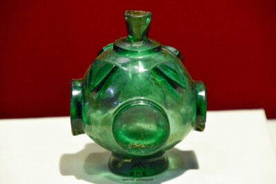 【陕西历史博物馆藏· 隋代绿玻璃瓶】出土于西安隋代寺院遗址,推测为