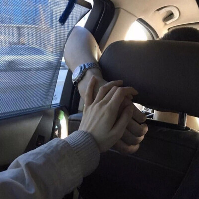 开车握手情侣真实照片图片