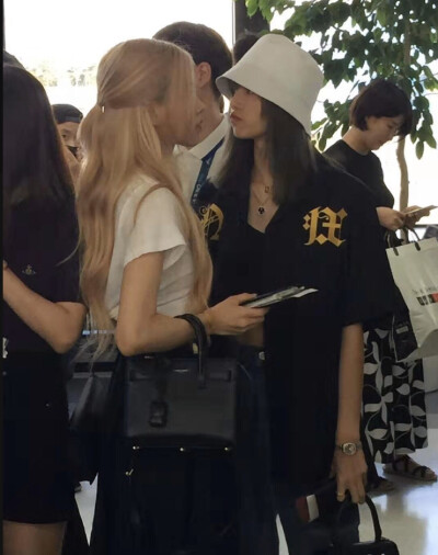 blackpink rosé 朴彩英 lisa 五花肉