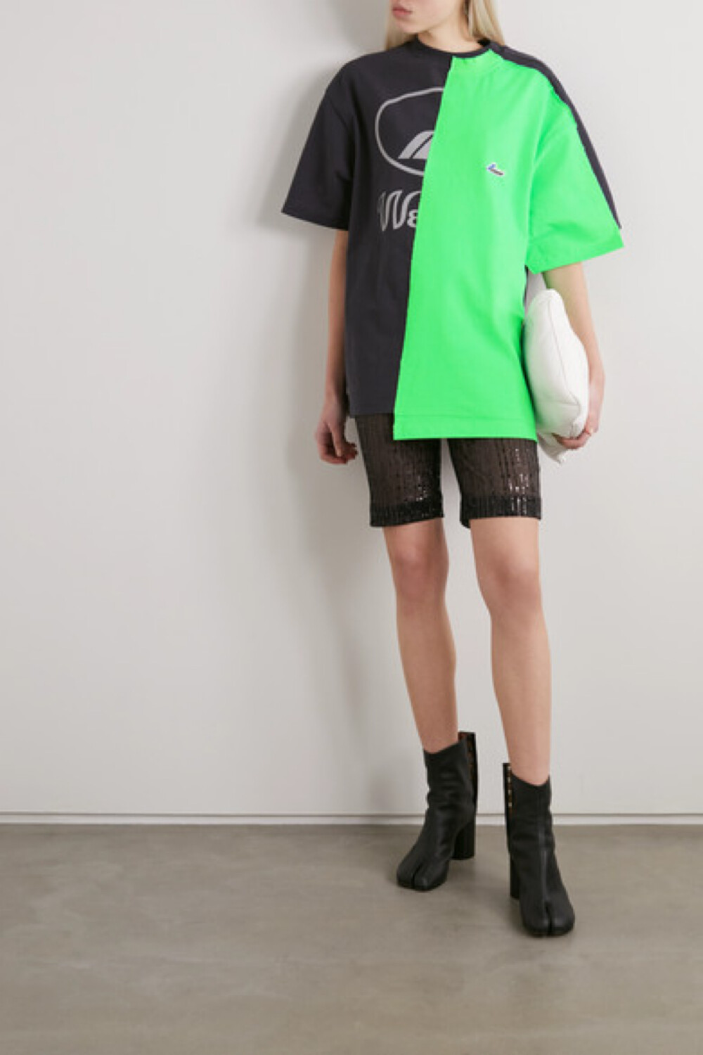 we11done 这款 t 恤仿佛由两件上衣拼缝而成,实力证明了品牌驾驭帅气