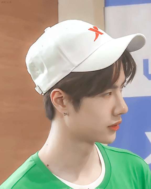 160520 特步一日店长 截修 @uniq-王一博(赏心悦目)