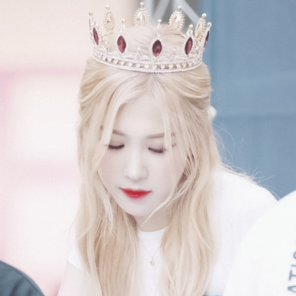 朴彩英rose滤镜头像抱图收藏加点赞 cr温桑