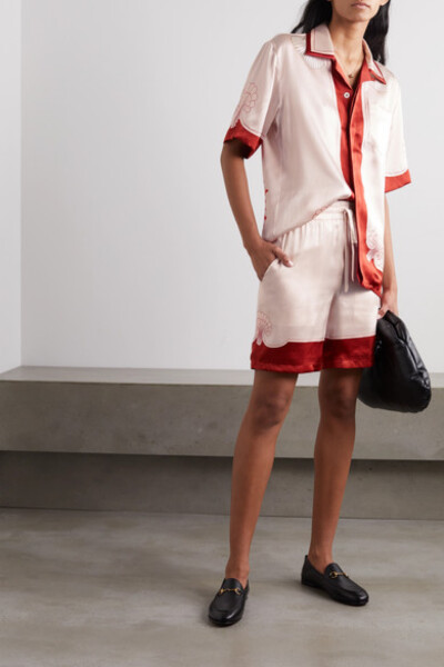 这款短裤以盈亮的丝缎制于意大利,采用宽松剪裁,设有舒适的松紧裤腰.