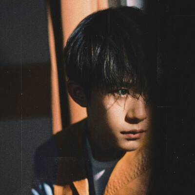 男生头像#易烊千玺头像背景封面艺照