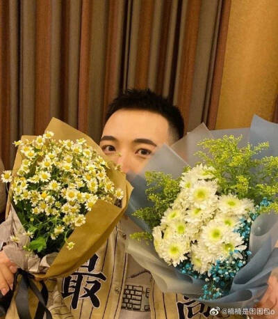 王九龙 眼睛 小雏菊捧花 头像