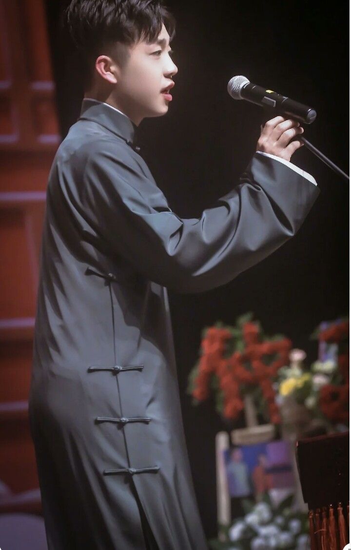 张九龄 侧颜 黑色大褂