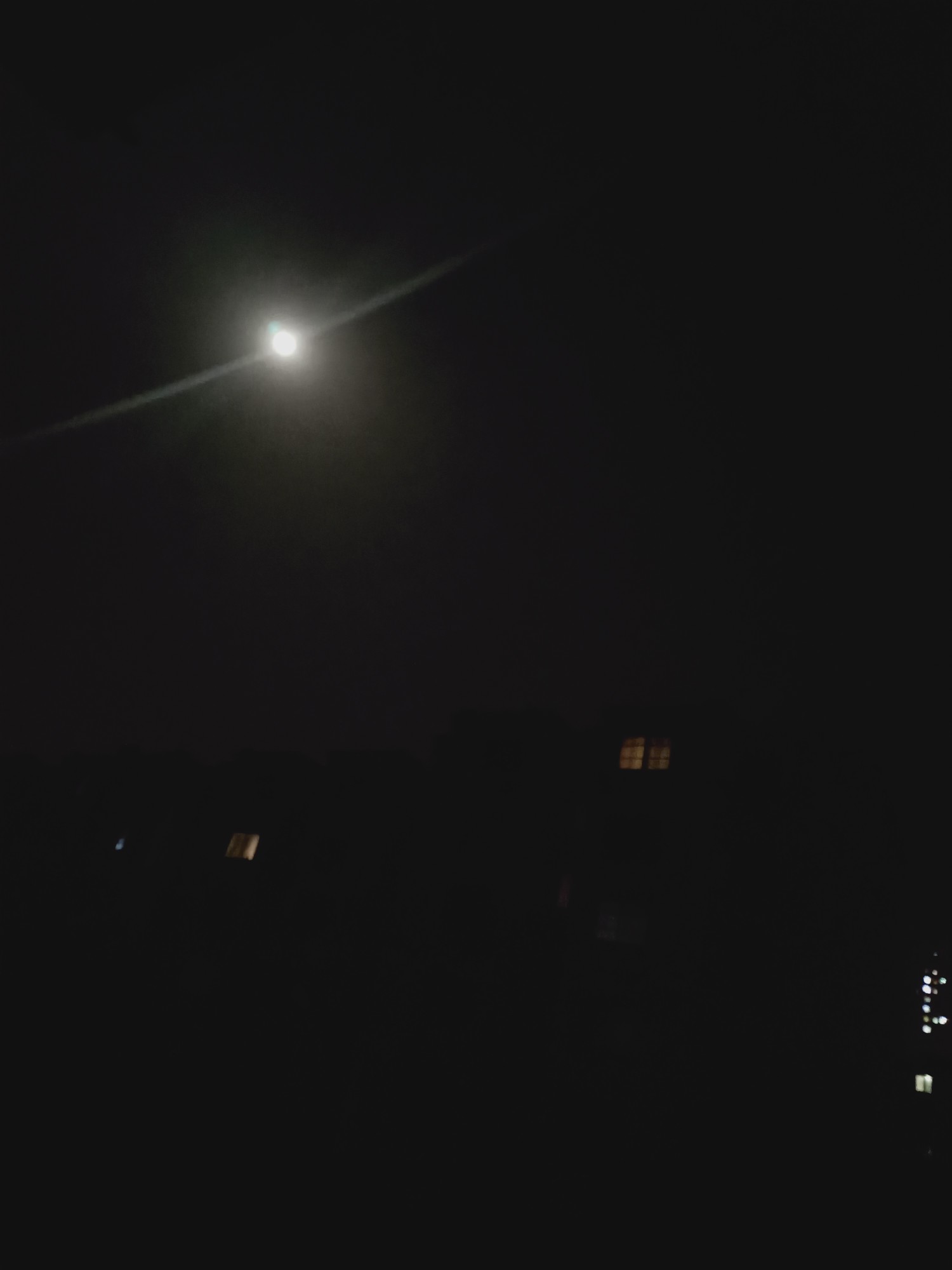 夜晚看月亮的图片图片