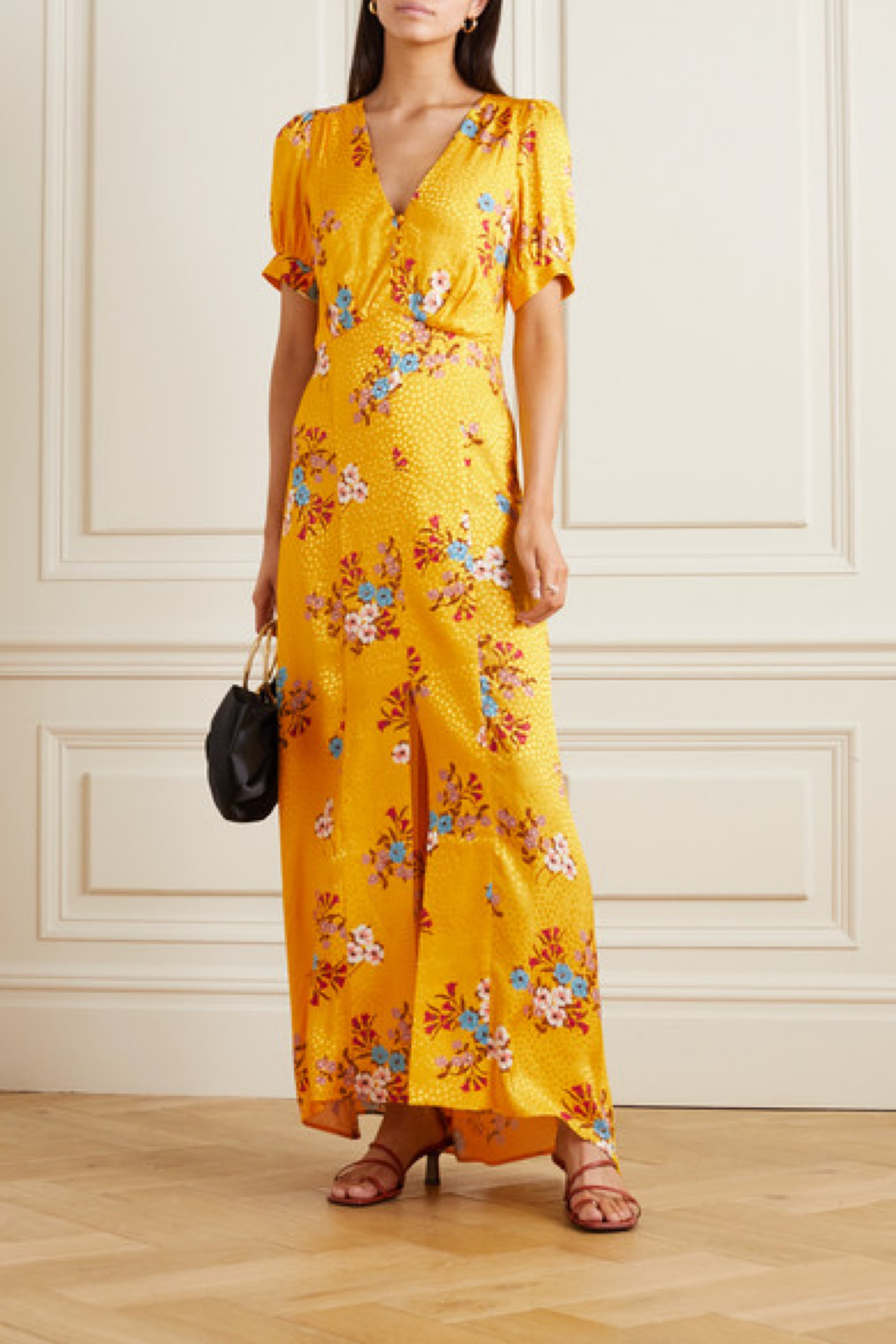 单品裁自提花缎布,裙身印满了清新花朵与柔和波点