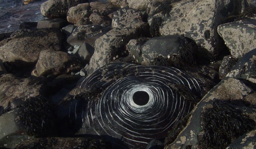 andy goldsworthyb,1956 英国大地艺术的代表人物,取材于自然,创作于