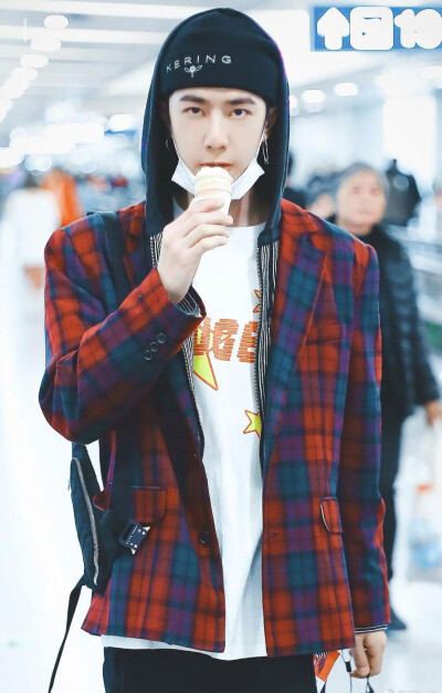 王一博 机场 冰淇淋