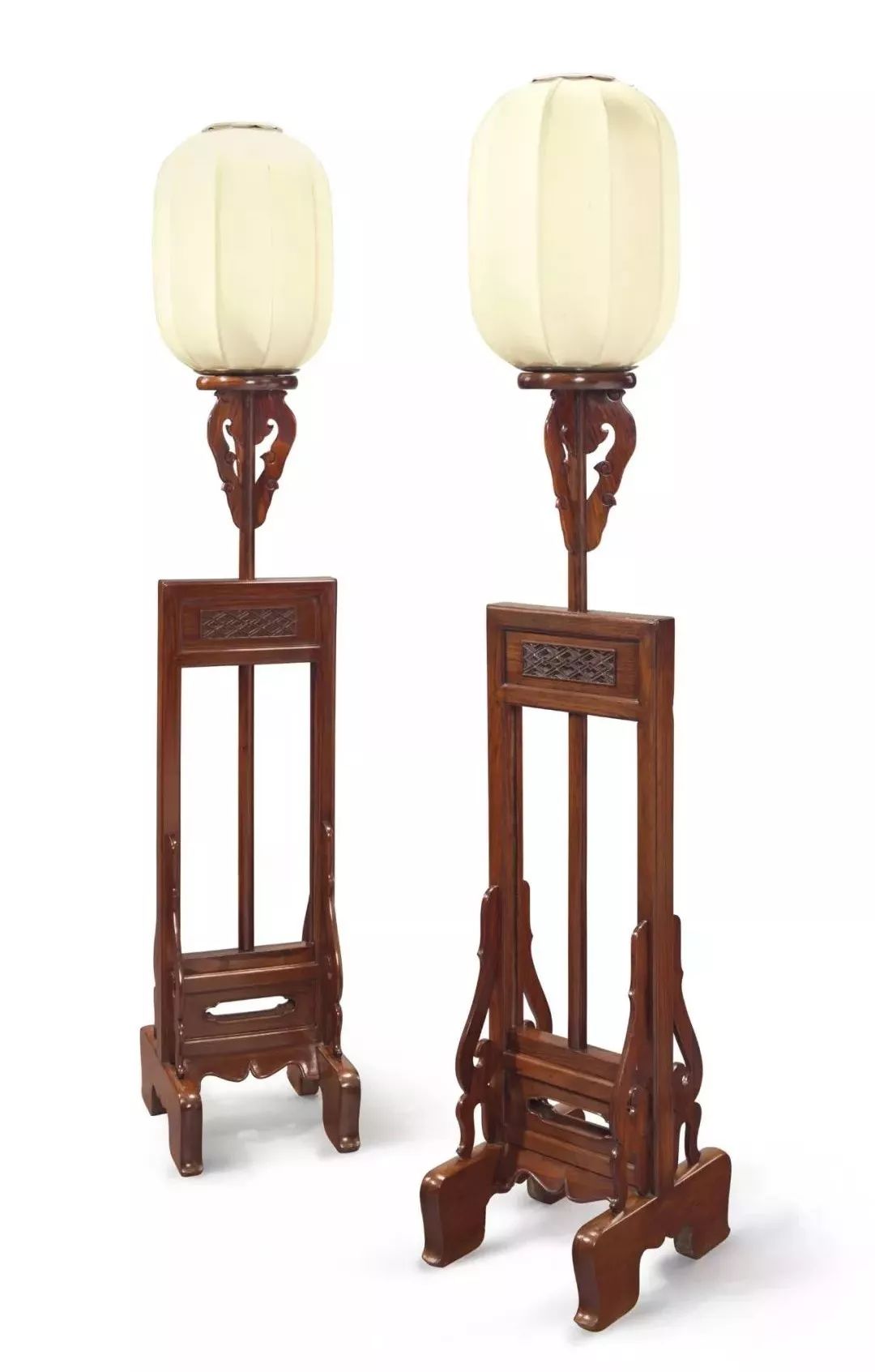 稀有明代黄花梨台灯一对/佳士得以10,679,000人民币成交