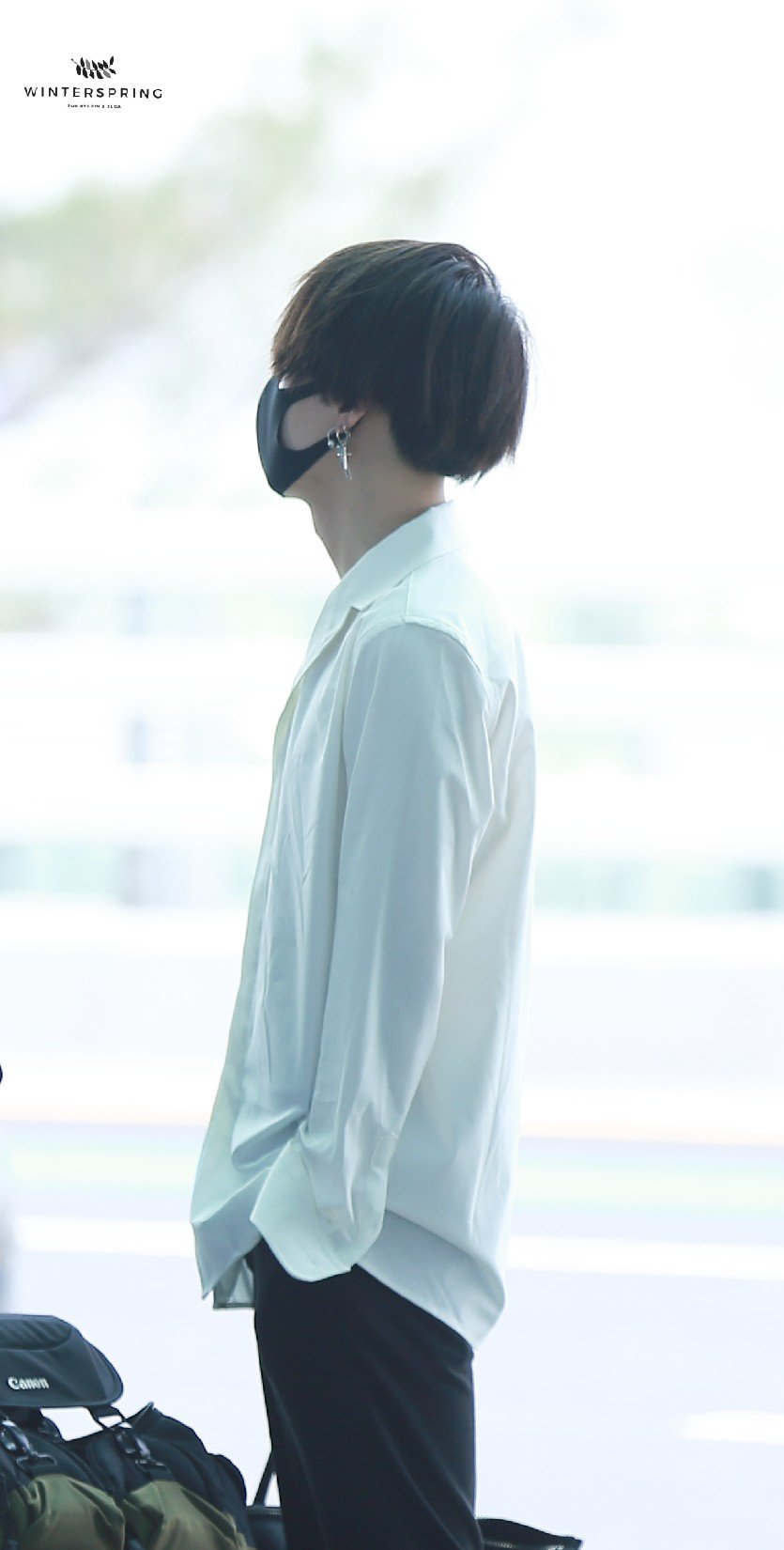 180514 仁川机场闵玧其白衬衫 cr logo
