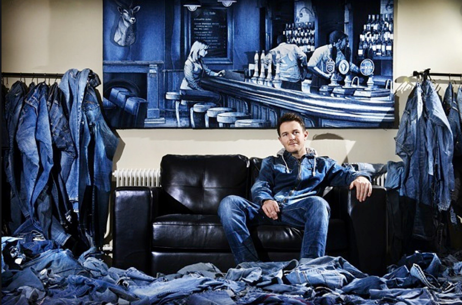 英国艺术家ian berry的妈妈在一次整理ian berry的房间时,翻出了很多