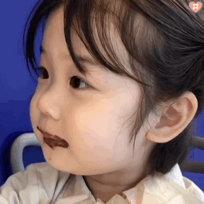 小女孩吃冰淇淋表情包图片
