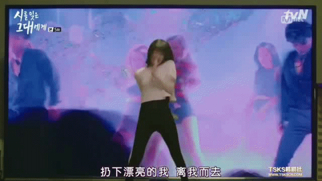 李侑菲 