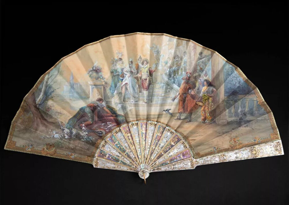 1890年代法国出品羊皮手绘宫廷人物扇面母贝描金扇骨古董折扇