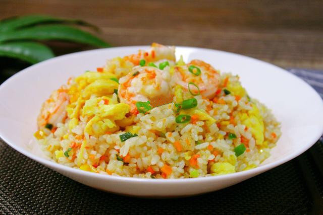 食材:米饭,鲜虾,胡萝卜,玉米粒,小葱1胡萝卜切碎丁,小葱切葱花