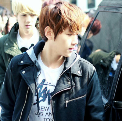 边伯贤/带你们回到2012年看看刚出道时候青涩的他,爱了你8年,是我心里