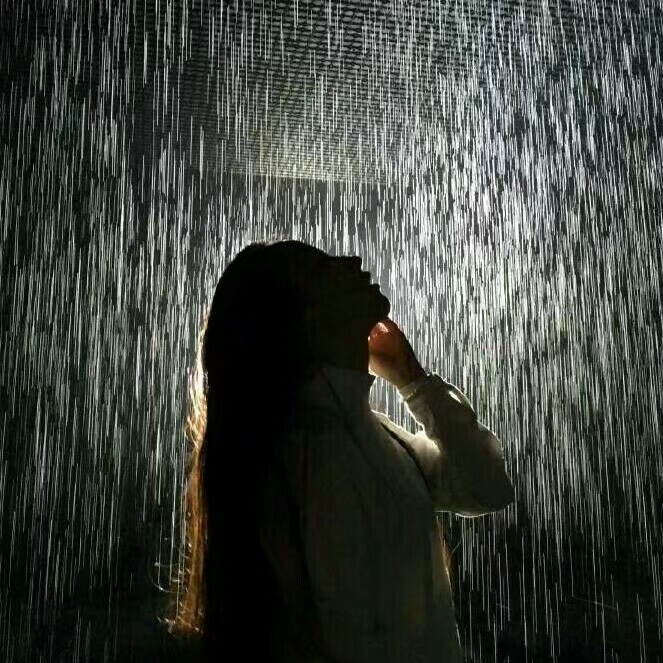 美女背影伤感雨中图片