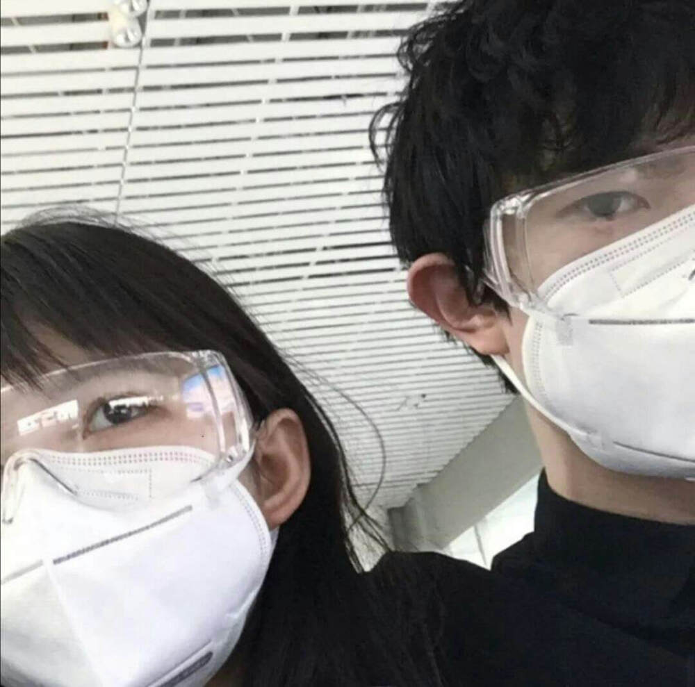 情侣头像渐渐泛黄的枫叶,那是爱情的开场白