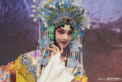 我要给大家安利一个人巴特尔10个月爱听戏,5岁登台拿金奖,成为梅葆玖