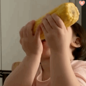 黄夏温啃玉米的表情包图片