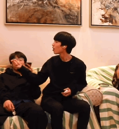 时代少年团是由马嘉祺,丁程鑫,宋亚轩,刘耀文,张真源,严浩翔,贺峻霖七