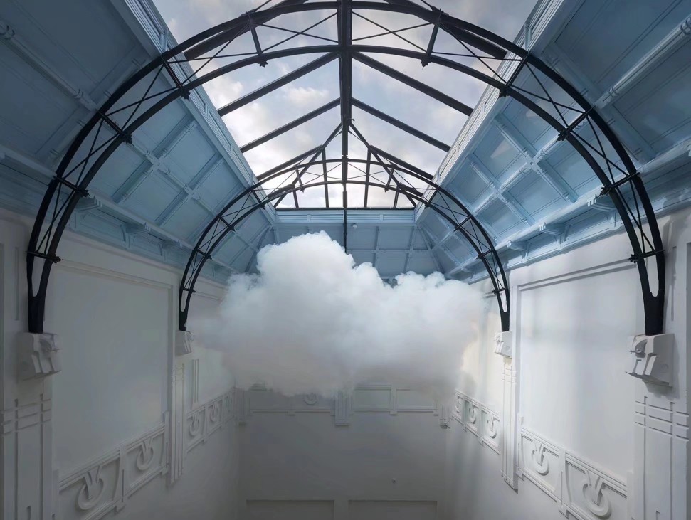 艺术家 berndnaut smilde 平衡温度,湿度,使用烟和水创作的便携云朵