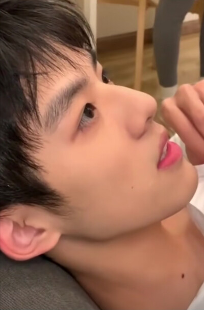 男孩的完美侧脸